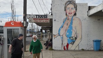 160803093028-australian-artist-clinton-mural-super-169